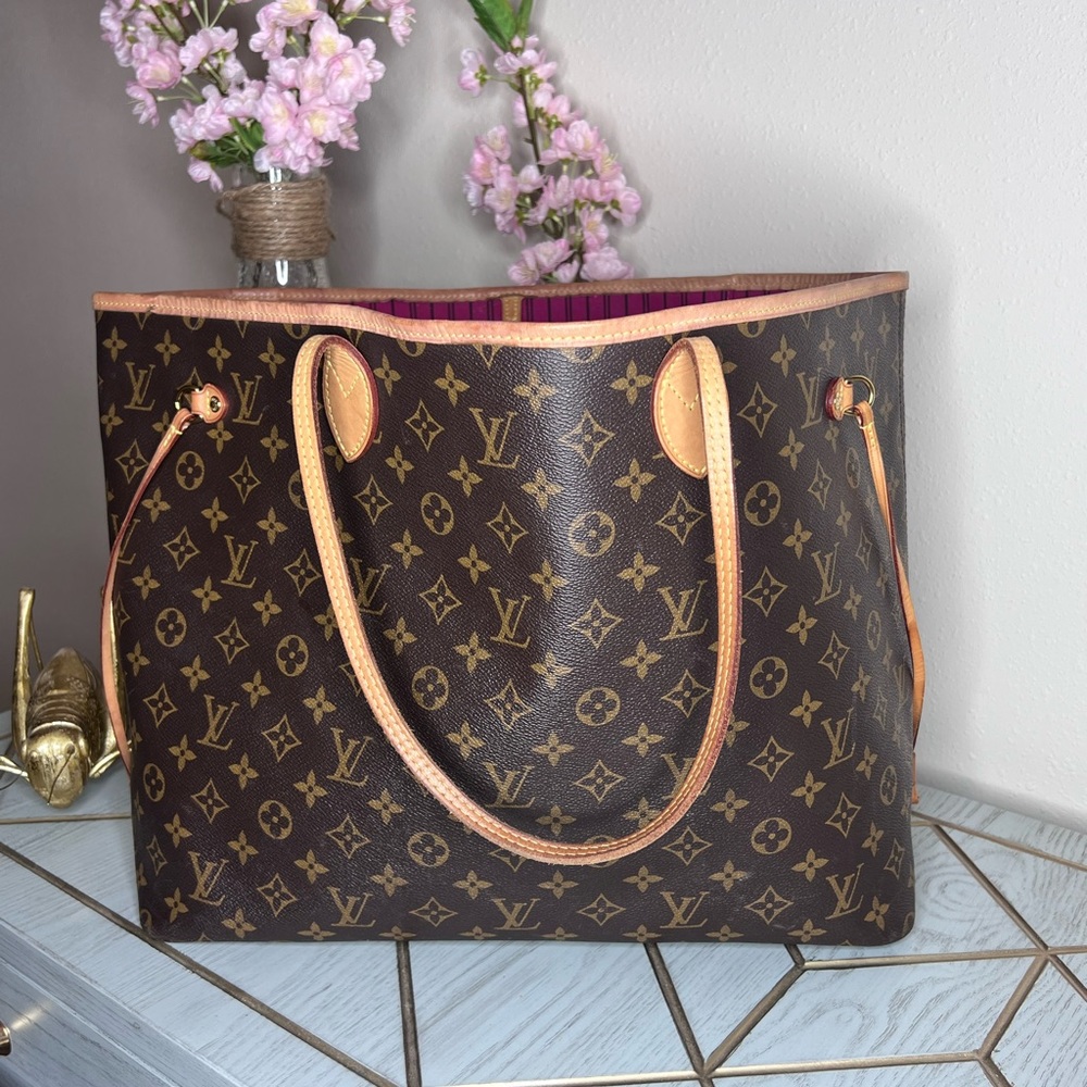 Louis Vuitton Neverful GM Pivione Interior